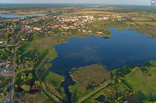 LOTNICZE. Polska, warm-maz. Panorama Moraga przez jezioro Trzesawisko.
